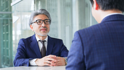 Poster - 面談するビジネスパーソンのグループ