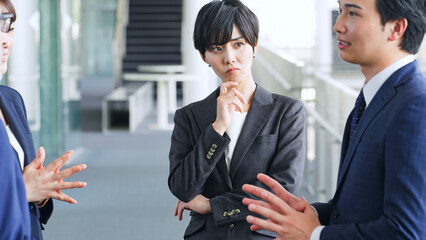 Poster - グループの中で一人で悩む女性ビジネスパーソン