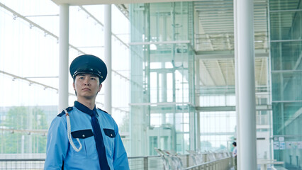 Poster - 施設内をパトロールする警備員