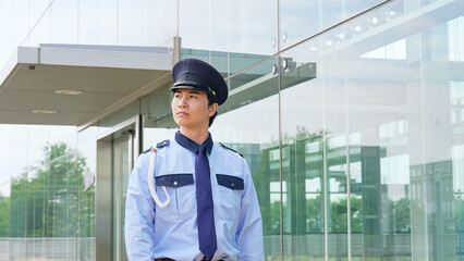 Poster - ビルの見回りをする警備員