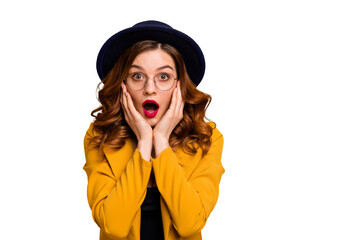 close-up portrait of nice charming cute attractive lovely chic glamorous terrified frightened wavy-h