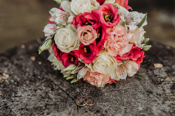 Wall Mural - A bouquet of pink and white flowers sits on a wooden table