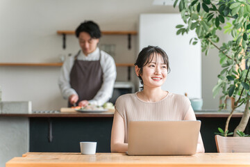 Poster - 家・カフェでテレワークする日本人女性（パソコン・副業・エンジニア）
