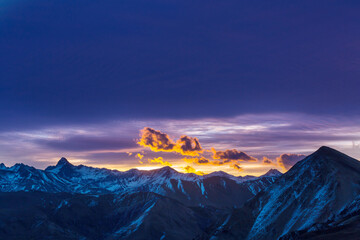 Canvas Print - Sunset in mountains