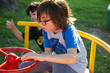© Leonardo - Niños divertidos jugando en el parque