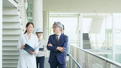 Poster - ロビーを歩く様々な職業の人々（ビジネスマン・エンジニア・研究者・警備員）