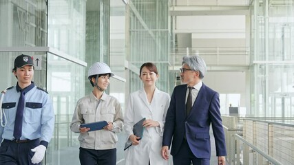 Fototapete - ロビーを歩く様々な職業の人々（ビジネスマン・エンジニア・研究者・警備員）