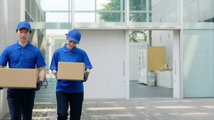 Poster - 荷物を運ぶ作業員