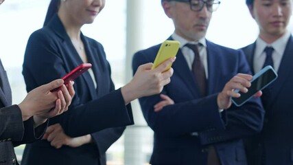 Poster - スマホを使うビジネスパーソンのグループ