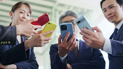Poster - スマホを使うビジネスパーソンのグループ