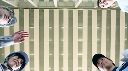 Fototapete - 円陣を組む様々な職業の人々のチームワークイメージ（ビジネスマン・エンジニア・研究者・警備員）