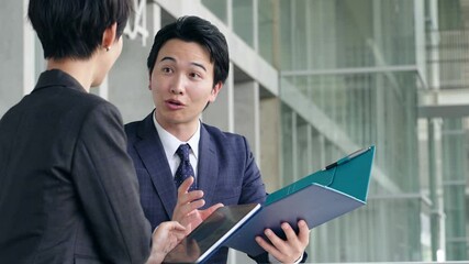 Poster - オフィスで会話するビジネスパーソン