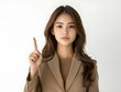 © Peter - 제스처를 취하는 여성 기자 20240823 N006