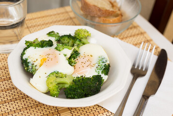 Breakfast of crumpled eggs with broccoli