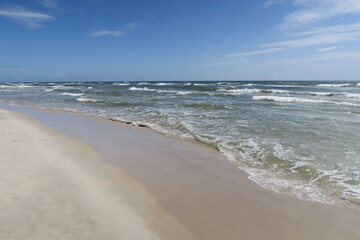 Wellen brechen am Strand Sandhammaren in Ystad in der schwedischen Region Schonen. 