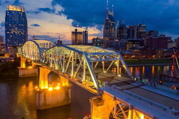 Wall Mural - The John Seigenthaler Pedestrian Bridge crossing the Cumberaland river and downtown Nashville at night. Tennessee, United States.