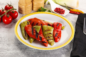 Wall Mural - Grilled Bell Pepper - green and red