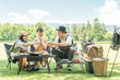 © buritora - 公園・キャンプ場でデイキャンプ・キャンプ・バーベキューを楽しむ仲良しのファミリー