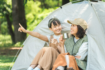 Poster - 公園・キャンプ場でデイキャンプする親子・母親・娘
