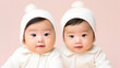 © Hanasaki - 仲良く並ぶ可愛い双子のアジア人の赤ちゃん