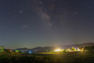 日本の岡山県真庭市の蒜山高原に浮かぶ美しい星空