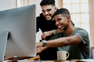 Leinwandbilder - Training, happy team and business men on computer for advice, about us and review feedback. Smile, internship and mentor coaching new employee, learning and teaching scriptwriting at creative startup