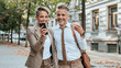 © Eva Corbella - A man and woman are smiling and holding a cell phone