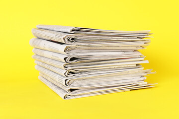 Canvas Print - Stack of many newspapers on yellow background