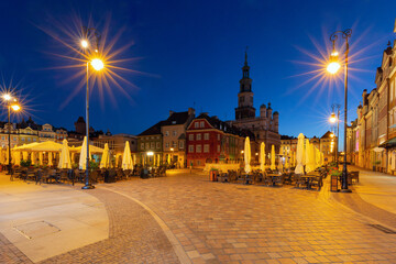 Wall Mural - Facades of old multi-colored houses on the Town Hall Square in Poznan in the light of lanterns