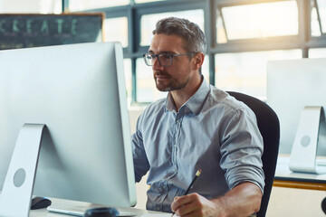 Aufkleber - Computer, finance and businessman in office with research for fundamental trading with stock market. Notes, technology and male broker studying targets for cryptocurrency investment in workplace.
