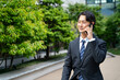 © rrice - 外回り中スマホで連絡するビジネスマン