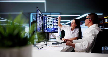 Aufkleber - Doctors In Clinic Looking At Brain MRI Scan