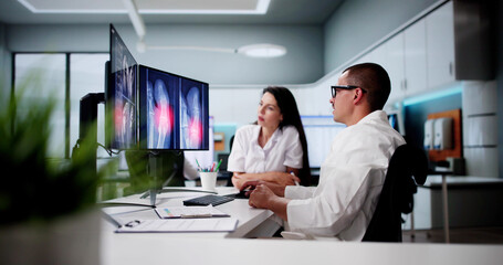 Aufkleber - Doctor Screening Shoulder X Ray