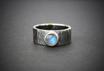 hand made sterling silver ring with natural blue shine labradorite round gemstone in bezel setting. 