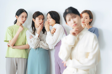 Aufkleber - グループから仲間はずれにされて悩む女性