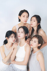 Poster - ナチュラルカラーの衣装を着たミドル女性グループの美容イメージ　スキンケア　コスメ
