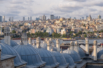 Aufkleber - A stunning panorama showcases Istanbul's skyline featuring the Bosphorus