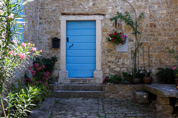 Blue door, Groznjan