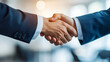 © SHOKO - 明るいオフィスでのビジネス握手