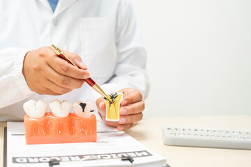  A female doctor sits at a table in a hospital, discussing dental issues like wisdom teeth, cavities, dentures,missing teeth, and cracked teeth, explaining the causes and treatment of dental caries.