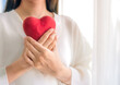© fujiwara - ハートを胸に抱える女性イメージ