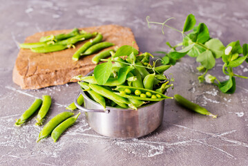 Wall Mural - Green peas in metal bowl