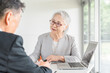 © buritora - 打ち合わせ・ミーティング・会議をするシニア世代のビジネスウーマンとビジネスマン