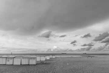 Wall Mural - Knokke-Heist est une station balnéaire de tourisme située sur la côte belge, à la frontière avec les Pays-Bas. Elle est connue pour sa plage et ses cabines de plage