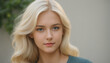 © picpics - Portait visage jeune fille blonde platine brushing coiffeur mannequin modèle beauté.