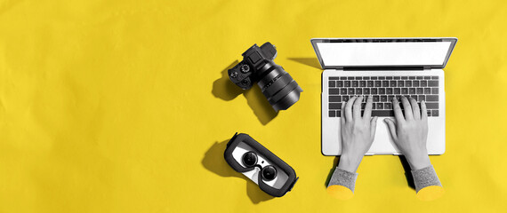 Poster - Laptop computer with a SLR camera and VR from above