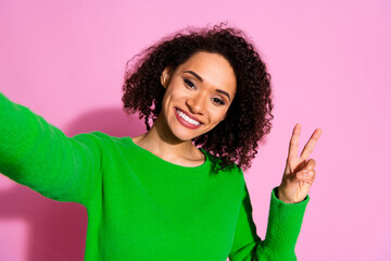 Canvas Print - Photo of charming lovely cheerful woman wear green stylish clothes take selfie v-sign isolated on pink color background