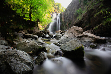 Located 8 kilometers away from Üvezpınar Village in the Termal District, Sudüşen Waterfall and its surroundings offer a magnificent feast for nature lovers.