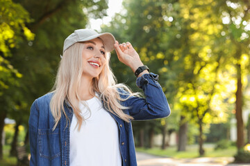 Canvas Print - Portrait of smiling woman in baseball cap outdoors