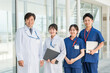 © buritora - 病院の屋上にいる男女の医師・医者・看護師・医療従事者・技師（4人）